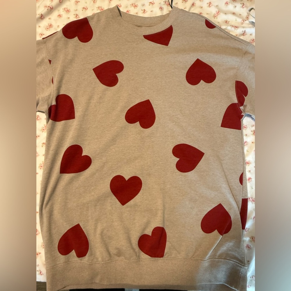 H&M heart crewneck cozy
Women’s small worn once
Oversized